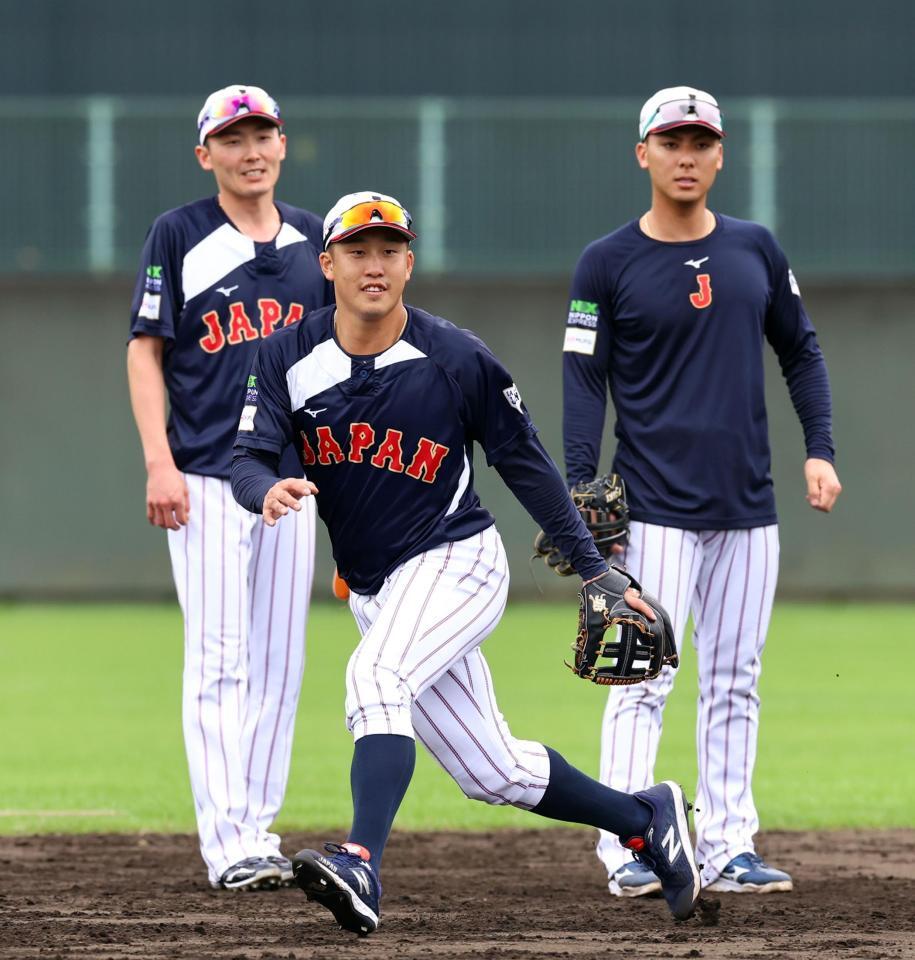 　ノックを受ける小園（左は源田、右は村林）＝撮影・山口登