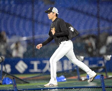 　雨の中、マウンドの傾斜を確認する石川（撮影・伊藤笙子）