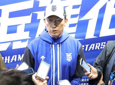 　報道陣の質問に答える三浦監督（撮影・西岡正）