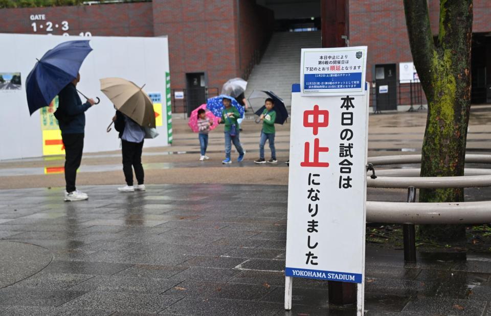 　日本シリーズの雨天中止を知らせる看板