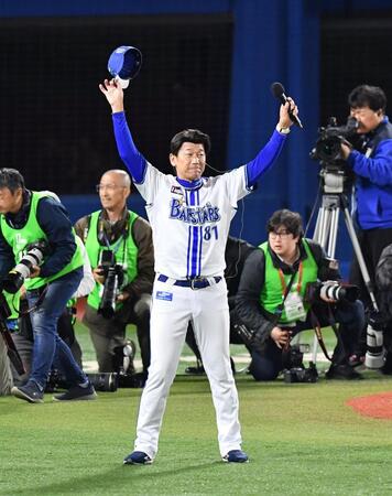 　優勝インタビューを終えライトスタンドの祝福に応える三浦監督（撮影・開出牧）