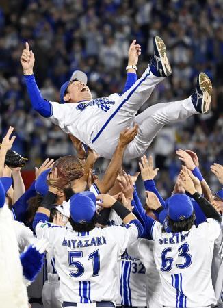 　プロ野球日本シリーズで、２６年ぶりの日本一に輝き、胴上げされるＤｅＮＡ・三浦監督＝横浜