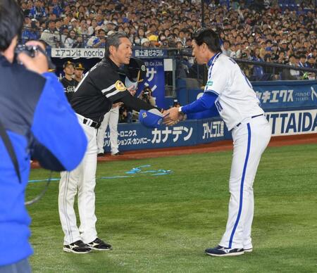 　試合後、握手を交わす小久保監督（左）と三浦監督（撮影・伊藤笙子）