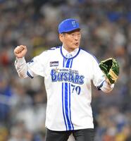 　日本シリーズ第６戦の始球式を務めた中畑清氏（撮影・伊藤笙子）