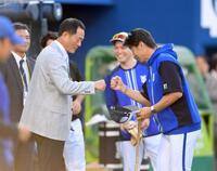 　試合前、中畑清氏（左）とグータッチを交わす三浦監督（撮影・伊藤笙子）