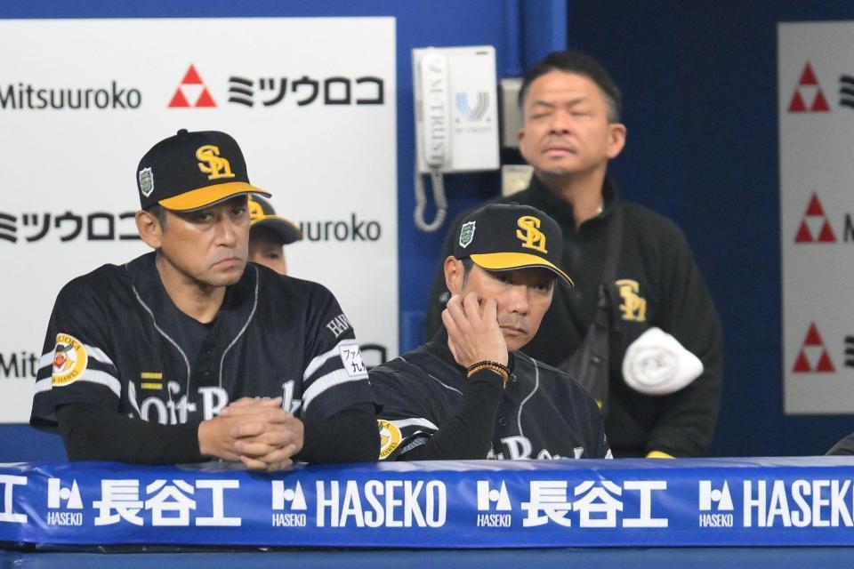 　７回、厳しい表情で試合を見つめる小久保監督（中央）＝撮影・伊藤笙子