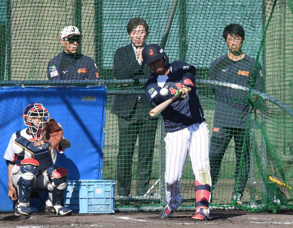 　井端監督の前でフリー打撃をする森下（撮影・佐々木彰尚）