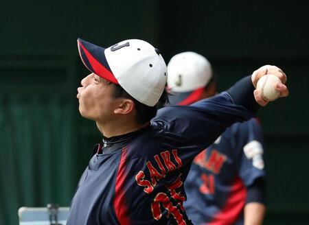 　ブルペンで投球練習する才木（撮影・山口登）