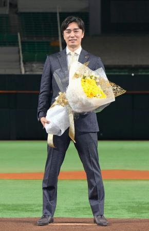 　現役引退の記者会見を終え、マウンドで写真に納まるプロ野球ソフトバンクの和田毅投手＝５日、福岡市のみずほペイペイドーム