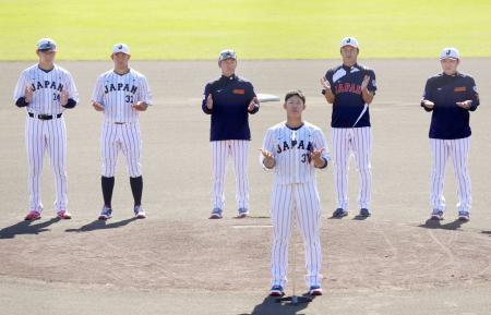 　国際大会「プレミア１２」に向けた合宿を、一本締めで打ち上げる野球日本代表の井端監督（奥中央）。手前は坂倉＝宮崎市