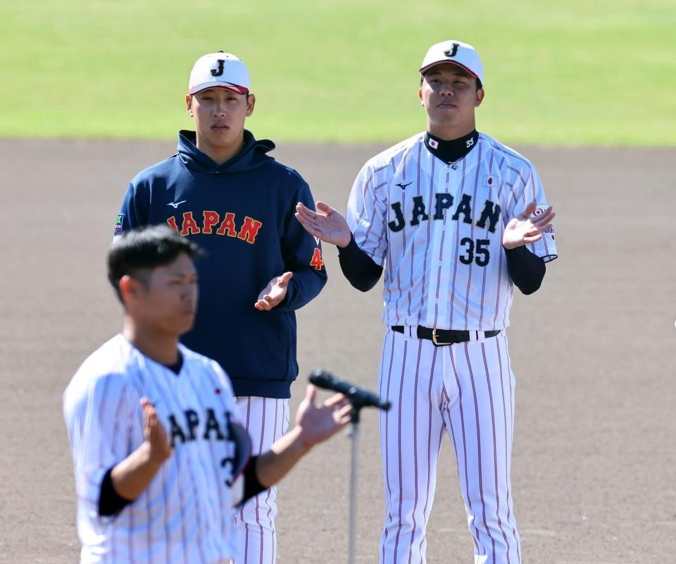 　宮崎合宿を打ち上げ、一本締めする才木（右）ら（撮影・山口登）