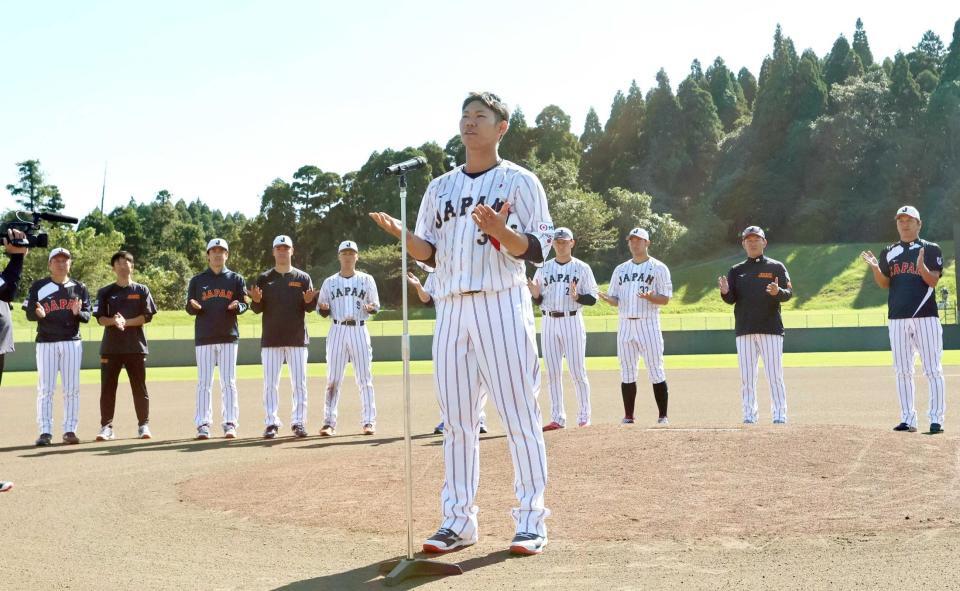 　宮崎合宿を打ち上げ、手締めする坂倉