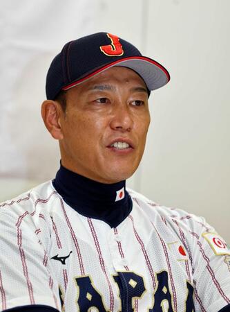 　インタビューに応じる侍ジャパン・井端弘和監督（撮影・山口登）