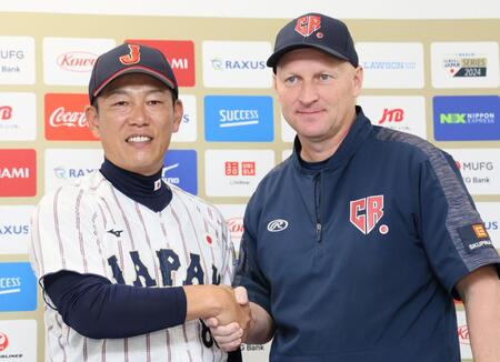 　握手を交わす日本代表・井端監督（左）とチェコ代表・ハジム監督（撮影・立川洋一郎）