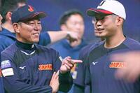 　代表に合流し井端監督（左）と談笑する桑原（撮影・立川洋一郎）