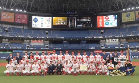 　優勝を決め記念撮影するトヨタ自動車ナイン（撮影・石井剣太郎）