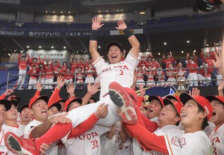 　優勝を決め胴上げされるトヨタ自動車・逢澤崚介主将（撮影・石井剣太郎）