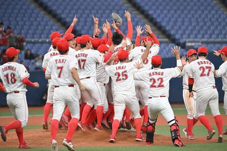 　試合に勝利し喜ぶトヨタ自動車ナイン（撮影・石井剣太郎）