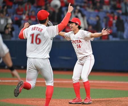 　優勝を決め喜ぶトヨタ自動車・増居翔太（右）らトヨタ自動車ナイン（撮影・石井剣太郎）