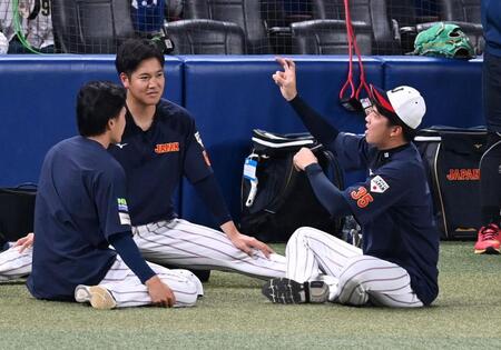 （左から）早川、鈴木翔らと話す才木（撮影・飯室逸平）