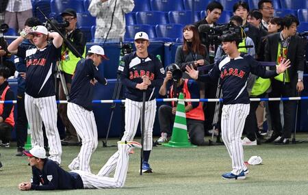 　リラックスムードで調整する（右から）森下、小園ら（撮影・飯室逸平）