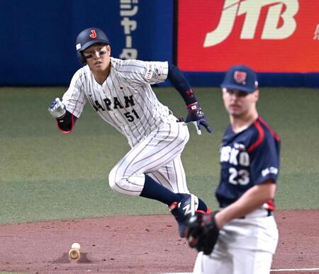 　１回、左前打を放つ小園（撮影・飯室逸平）