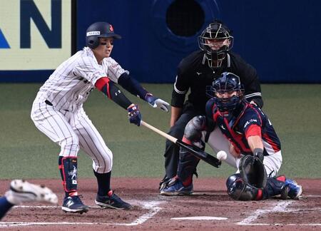 　３回、同点内野安打を放つ小園（撮影・飯室逸平）