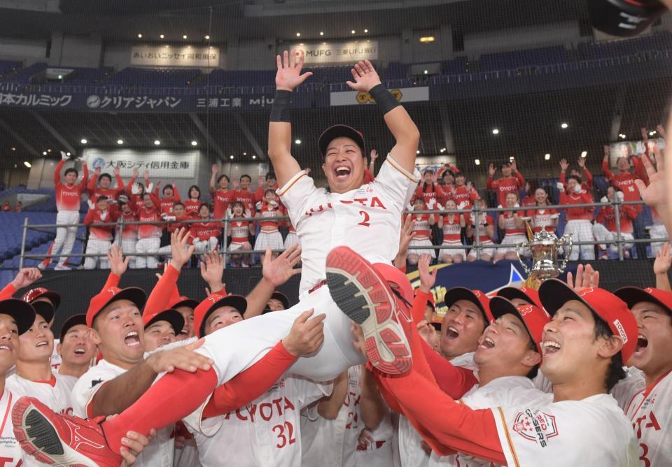 　優勝を決め胴上げされるトヨタ自動車・逢澤崚介主将（撮影・石井剣太郎）