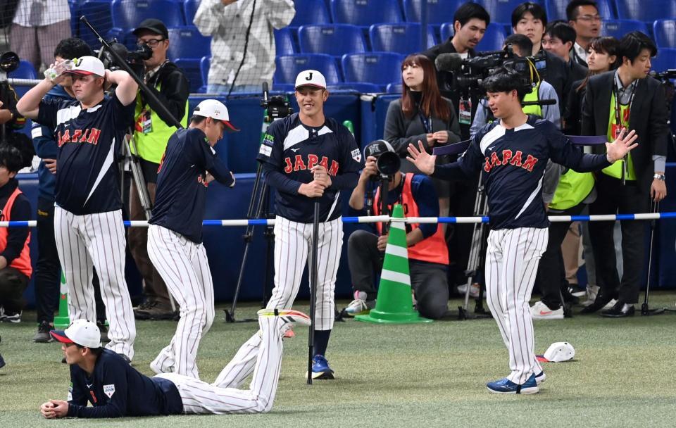 　リラックスムードで調整する（右から）森下、小園ら（撮影・飯室逸平）