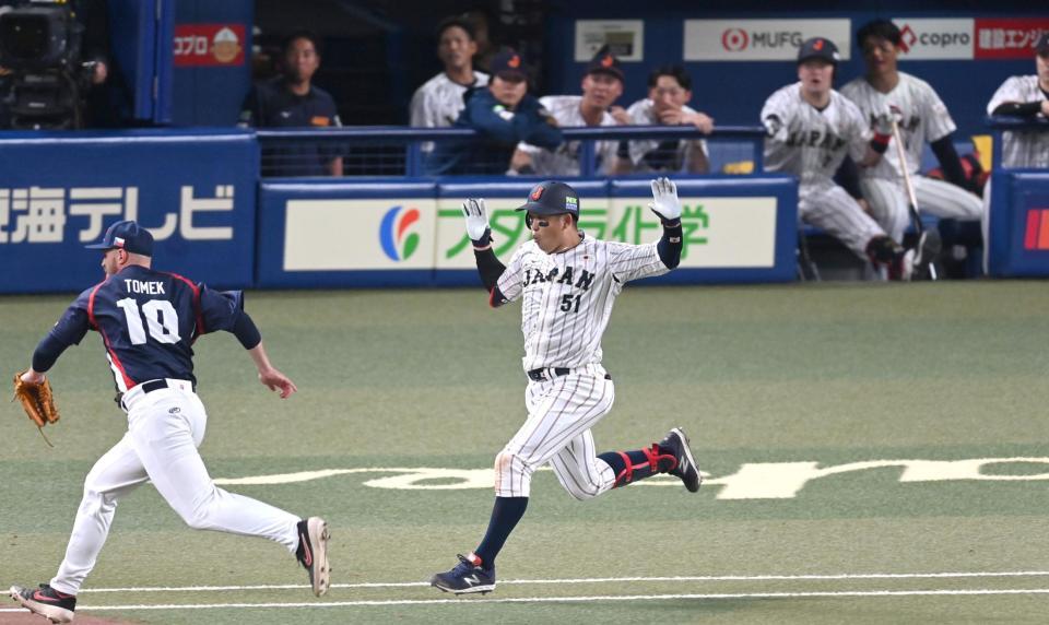 　６回、内野安打で出塁する小園（撮影・飯室逸平）