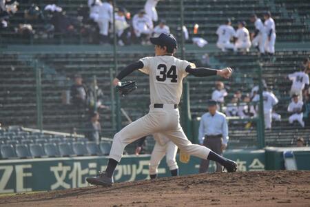 　マウンドで力投するＰＬ学園ＯＢ・上重聡氏