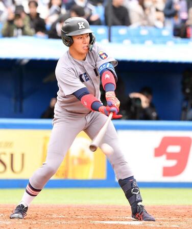 　４回、セカンドへの内野安打を放つ慶大・清原正吾（撮影・開出牧）