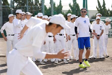 　大冠高の生徒らを指導するイチローさん（代表撮影）