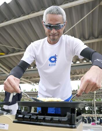 　指導前にお好み焼きを作るイチローさん（代表撮影）