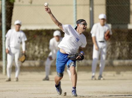 　生徒らに送球を披露するイチローさん（代表撮影）