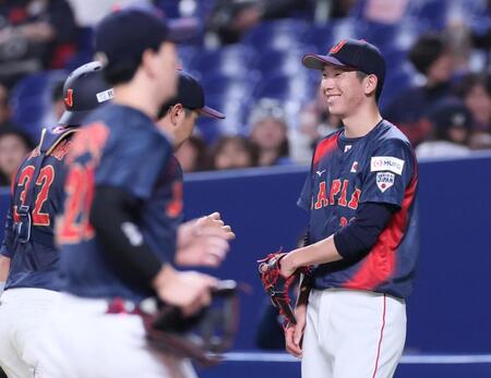 【写真】今日の敵は来季の友　チェコ代表・フルプと対戦する戸郷