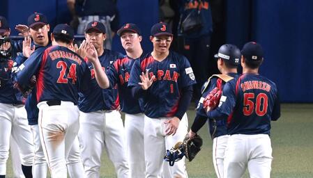 　勝利のハイタッチを交わす森下（１）ら日本代表ナイン（撮影・飯室逸平）