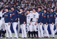 　チェコ代表に勝利しタッチを交わす才木（３５）ら日本代表ナイン（撮影・立川洋一郎）