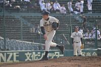 　甲子園のマウンドで腕を振るＰＬ学園ＯＢ・上重聡アナウンサー