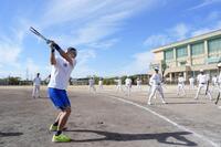 　大冠高の生徒らを指導するイチローさん（代表撮影）