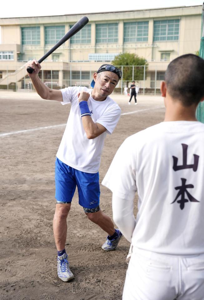 　大冠高の生徒を指導するイチローさん（代表撮影）