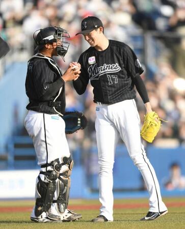 　完全試合を達成した佐々木（右）にウイニングボールを手渡す松川＝２０２２年４月１０日