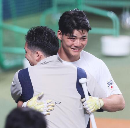 　杉谷拳士氏（左）とハグを交わす清宮（撮影・立川洋一郎）