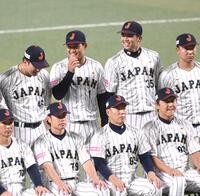 　集合写真の際に笑顔を見せる森下と才木ら（撮影・飯室逸平）