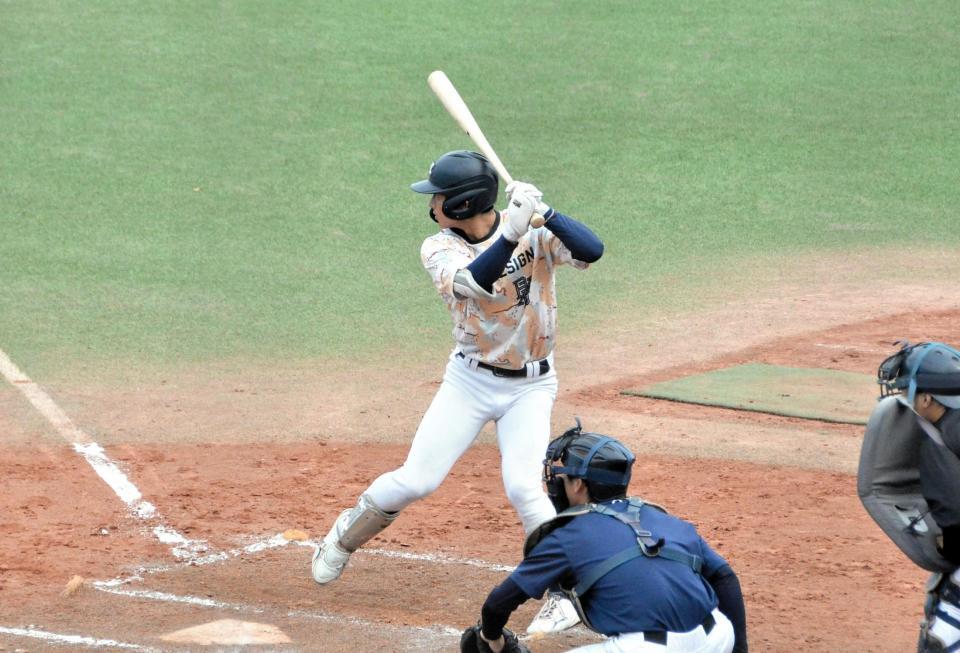 　優勝決定戦へ向けシート打撃で最終調整する明大・宗山