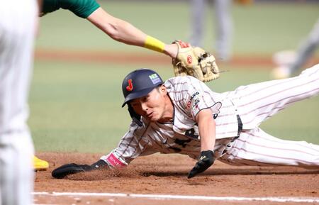 　７回、一塁走者・源田は、けん制で飛び出すもタッチをかわし帰塁する（撮影・山口登）