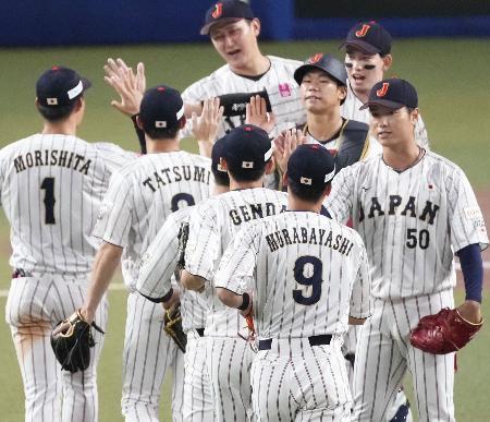 　オーストラリアに勝利し、タッチを交わす日本ナイン＝バンテリンドーム