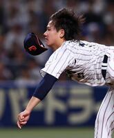 　帽子を飛ばし力投する井上（撮影・山口登）