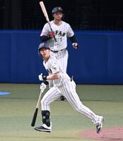 　１回、先制犠飛を放つ辰己（撮影・飯室逸平）