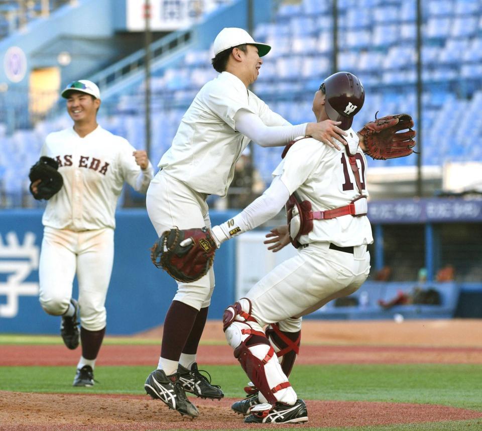 　完封勝利で優勝を果たし、抱き合う早大・伊藤樹（中央）＝撮影・佐々木彰尚